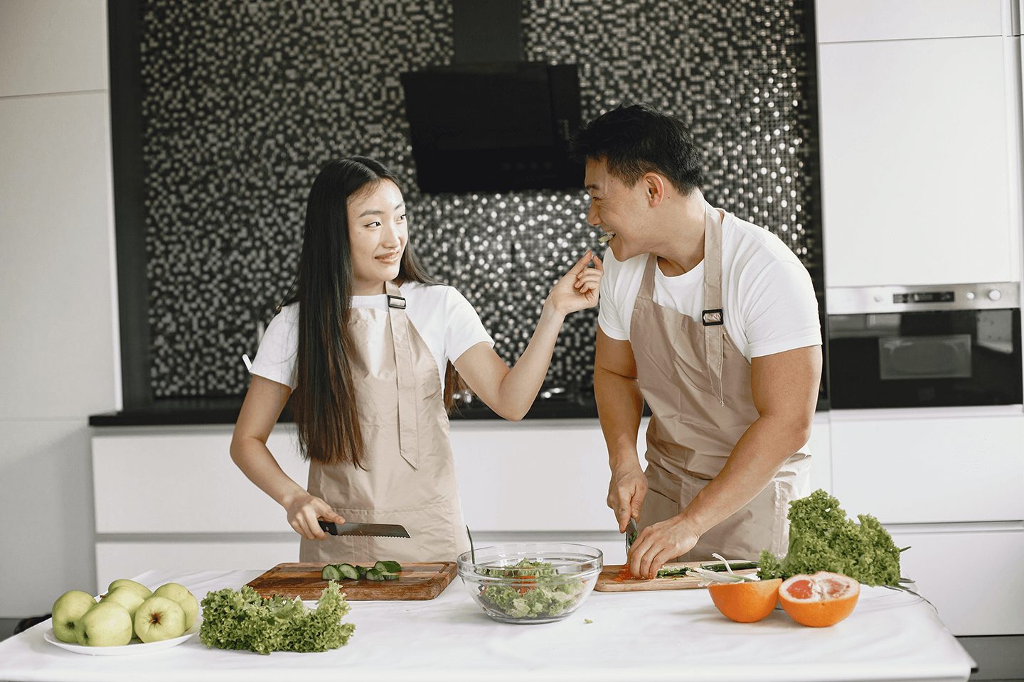 A couple taking a cooking class together as one of their date ideas.